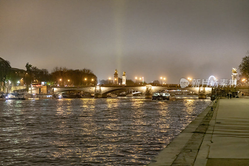 2019 Pont Alexandre III在晚上